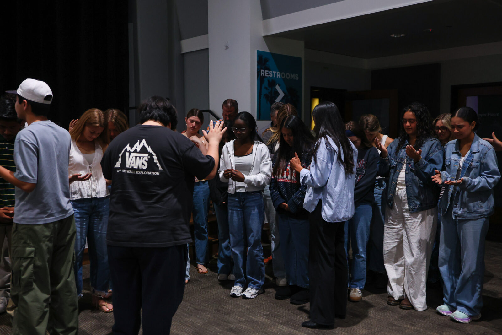 students praying 
